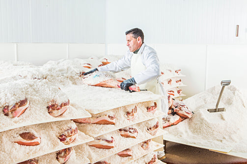 jamon del teruel being salted